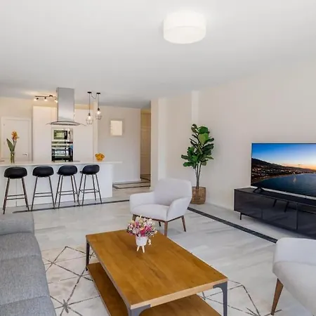 Apartment Stylish Sea View In Playas Del Duque *